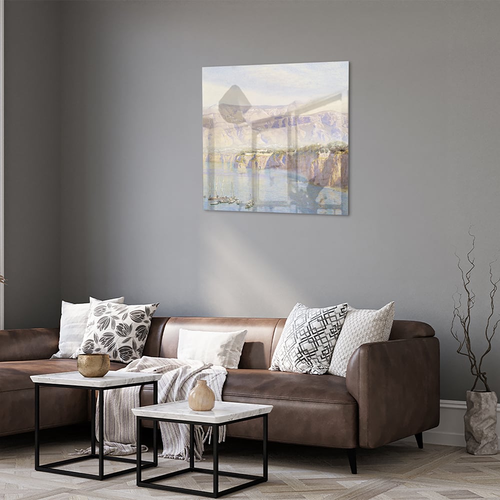 Glazen schilderij van een berglandschap met een rivier, hangend aan de muur.