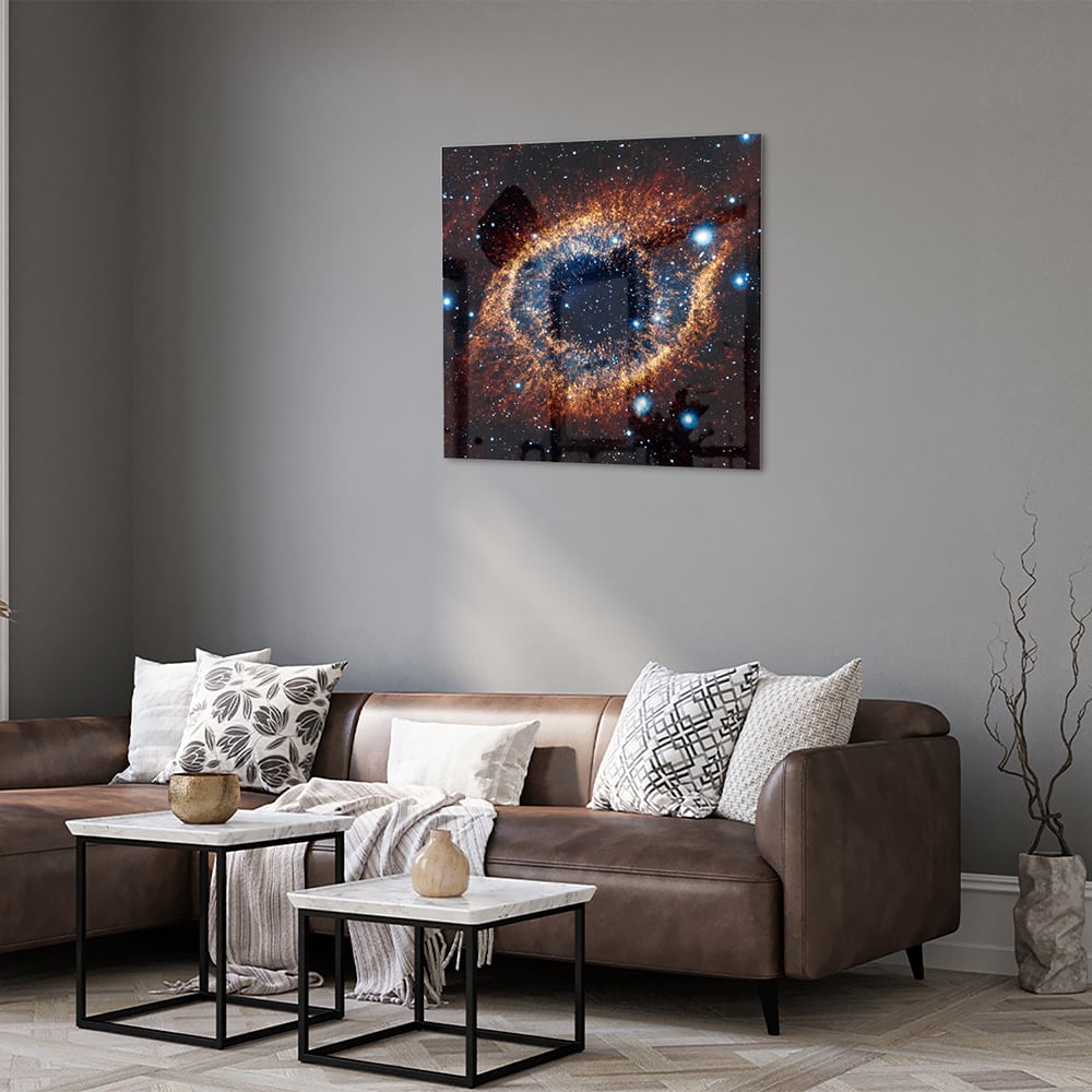 Glazen schilderij van een sterrenstelsel met heldere kleuren en diepe ruimte-effecten.