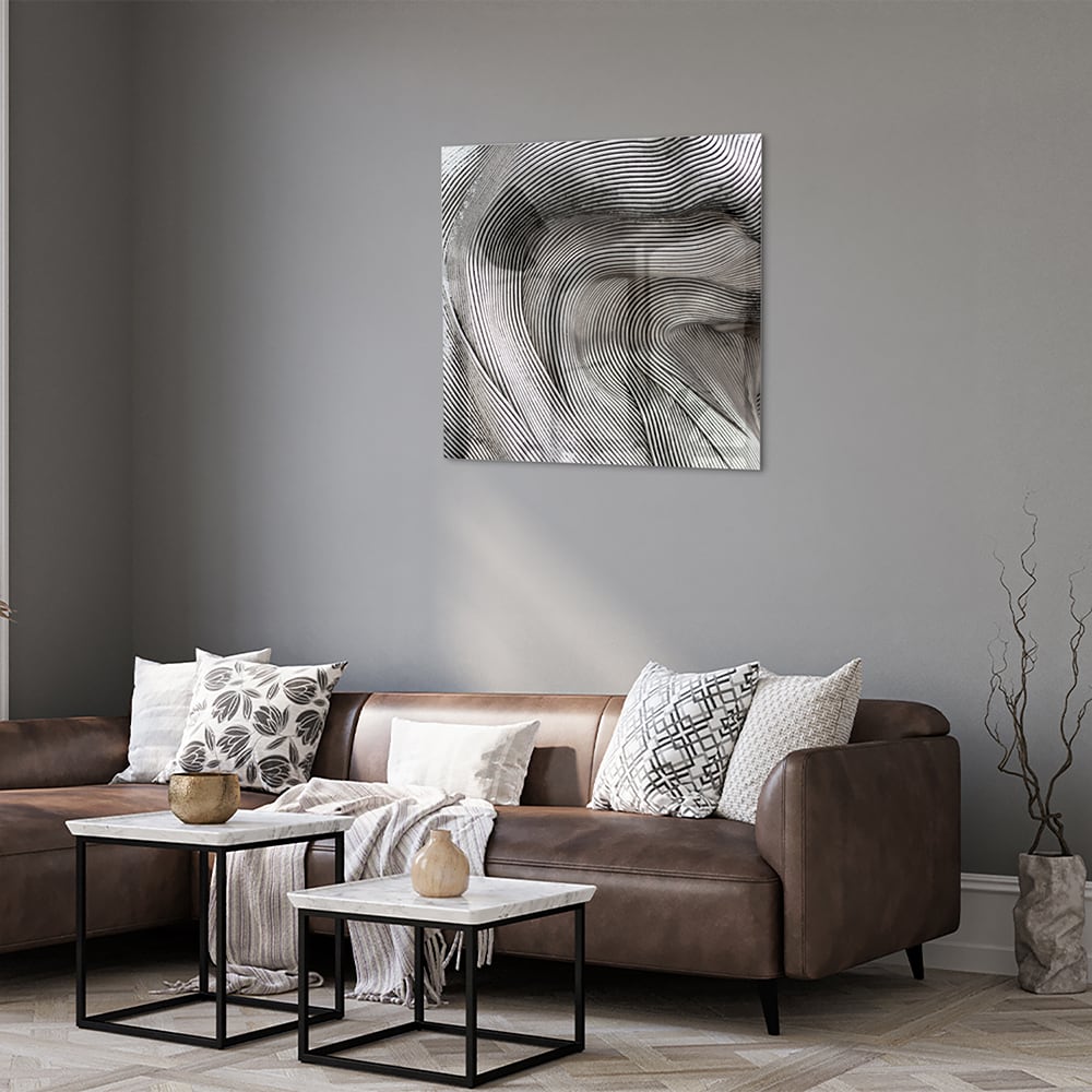 Abstract glazen schilderij met golvende lijnen in een lichte ruimte