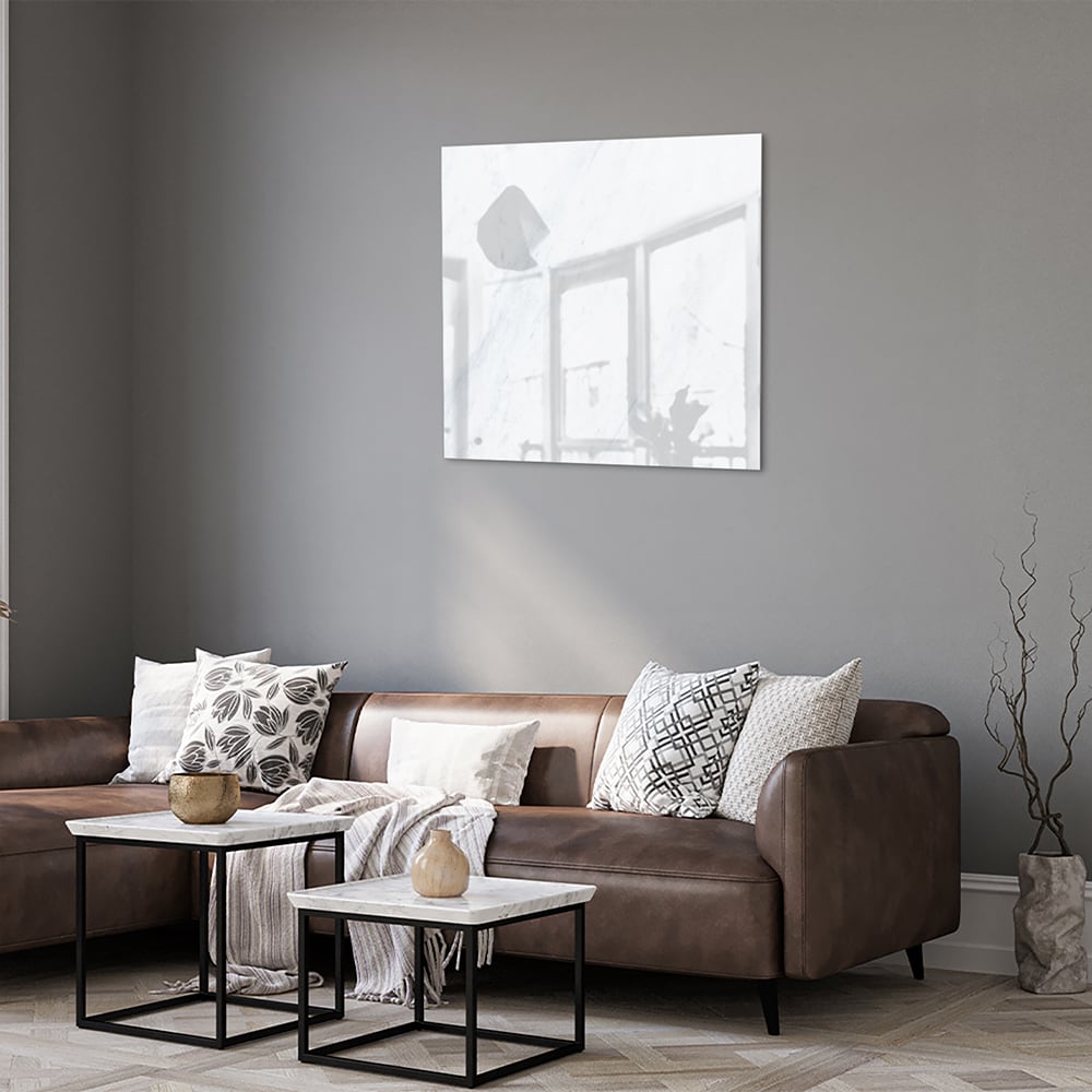 Minimalistisch glazen schilderij met lichte tinten aan de muur