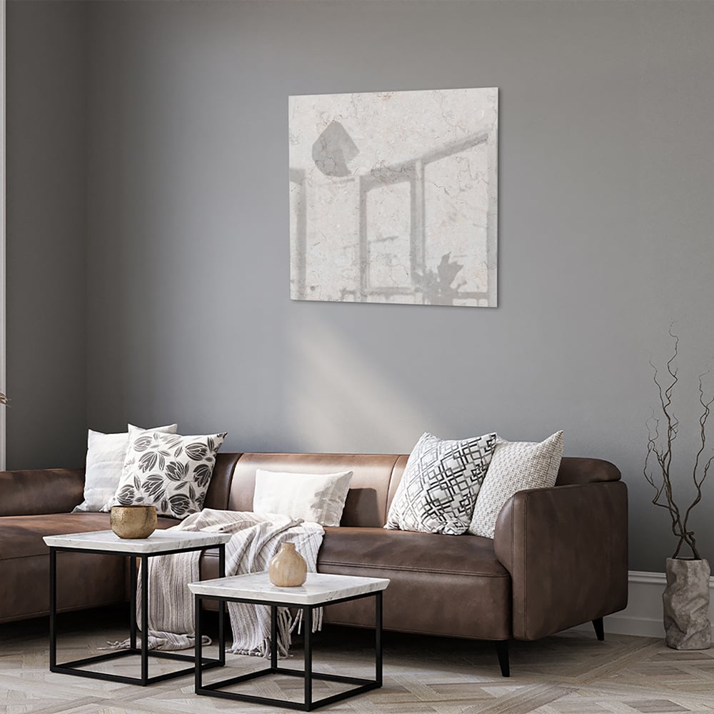 Abstract glazen schilderij met lichte marmerlook aan de muur in een modern interieur