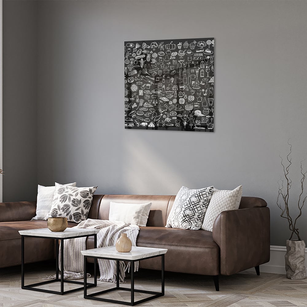 Glazen schilderij met zwart-witte illustraties aan een muur