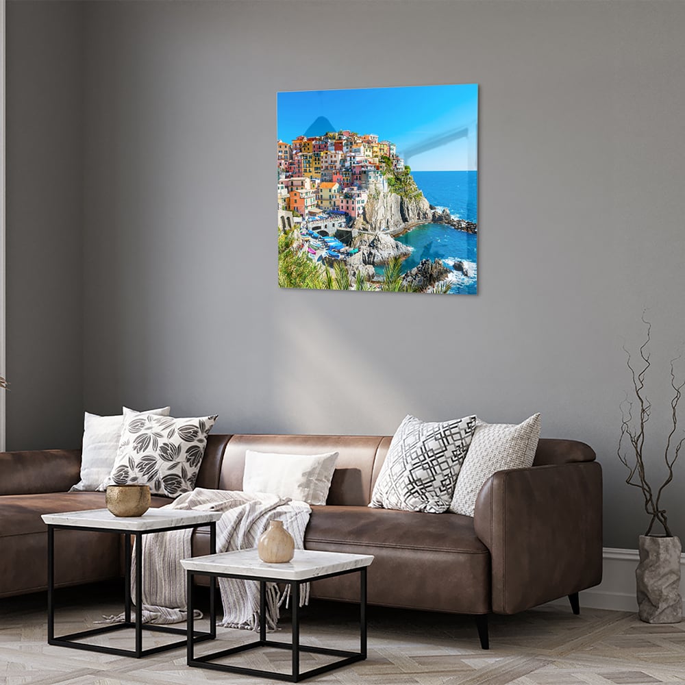 Glazen schilderij van een kleurrijke kustlijn met huizen aan de zee