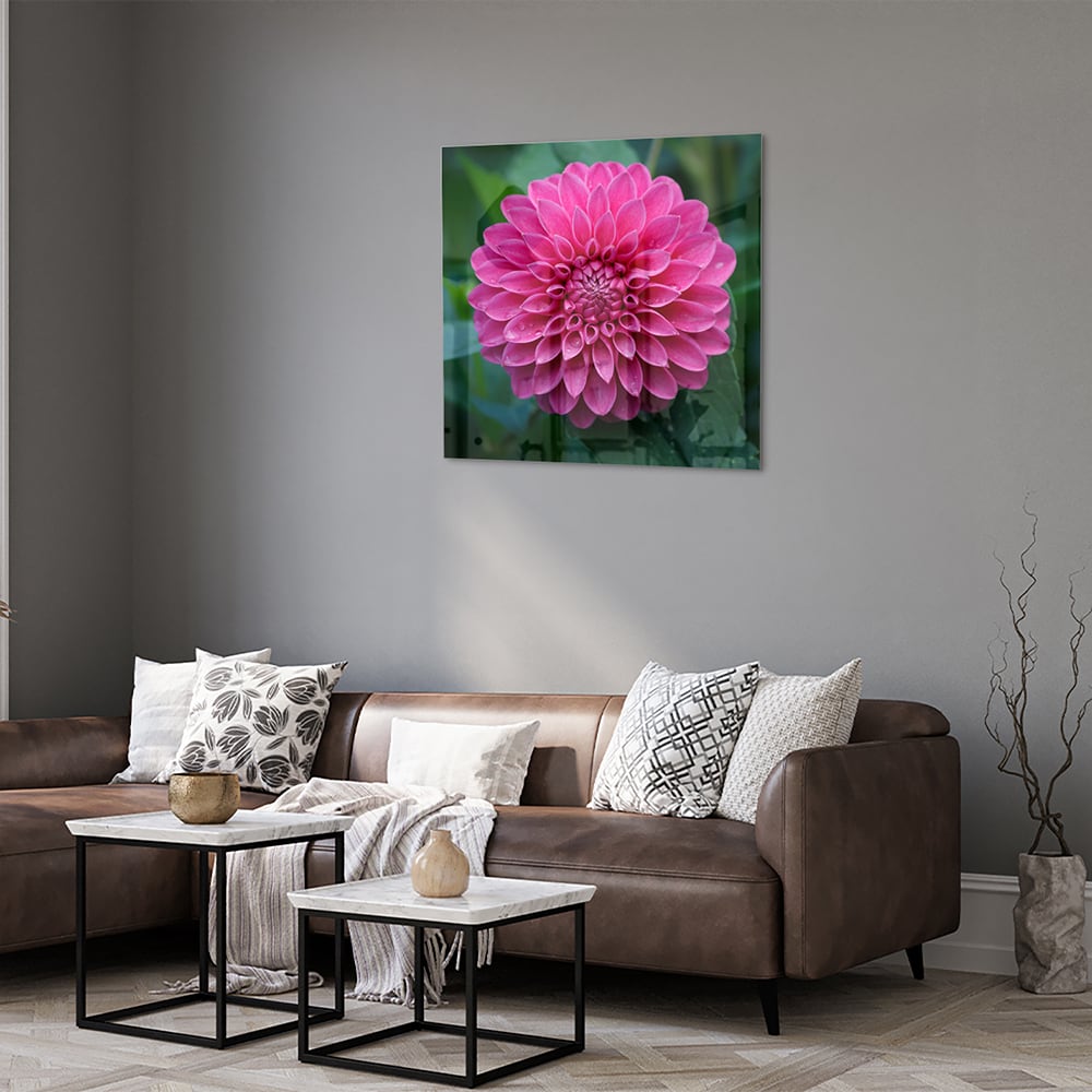 Glazen schilderij met een grote roze bloem, perfect voor wanddecoratie.
