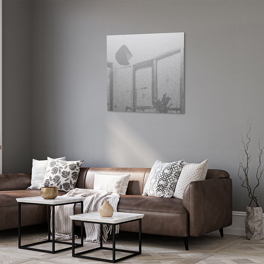 Minimalistisch glazen schilderij met reflecties, ideaal voor een modern interieur