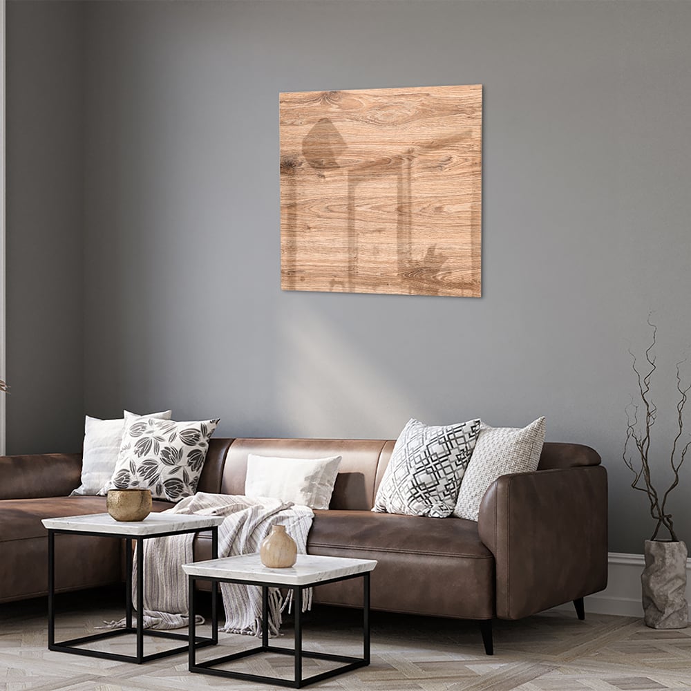 Glazen schilderij met een natuurlijke houtlook boven een moderne kast