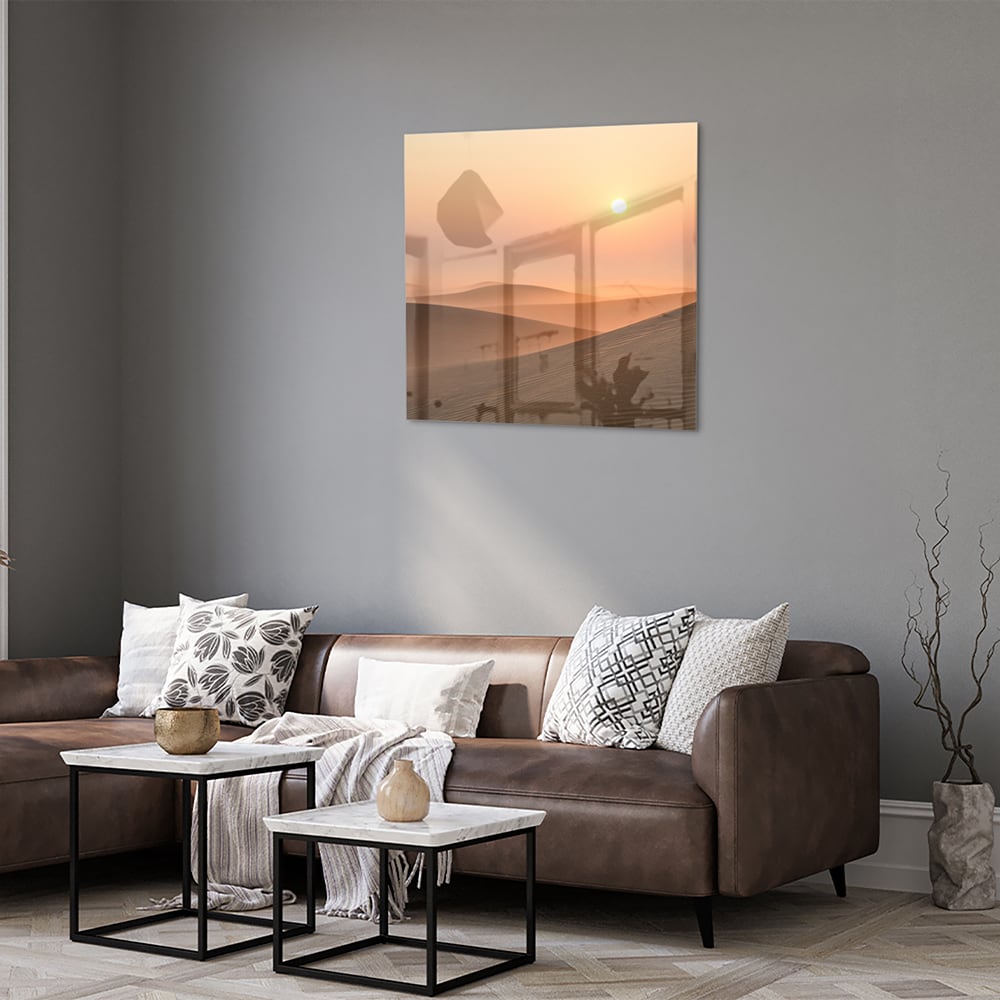 Glazen schilderij van een zonsondergang met warme kleuren in een modern interieur.