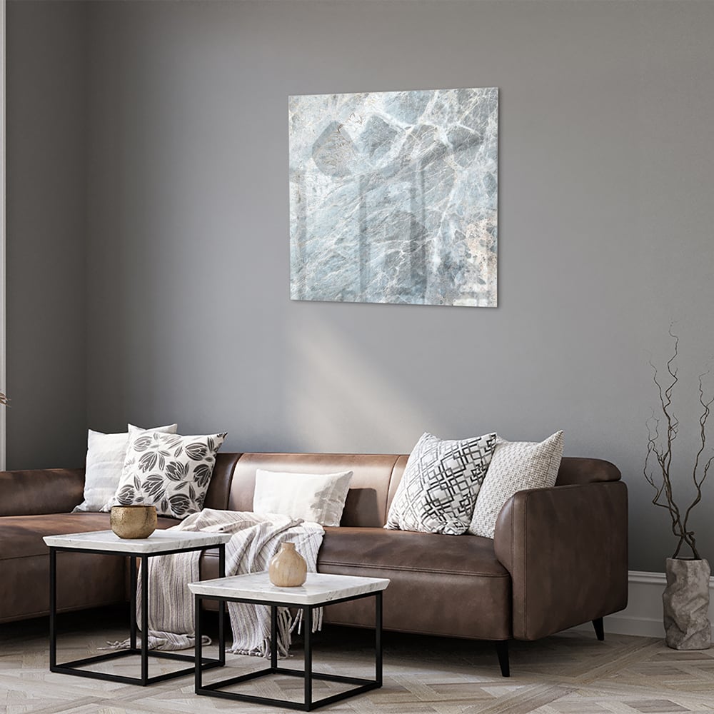Uniek glazen schilderij met marmerlook in blauwtinten aan de muur