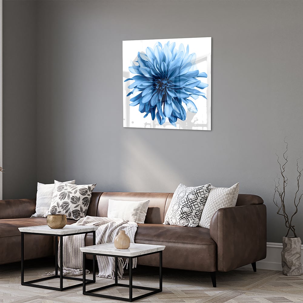Glazen schilderij van een blauwe bloem in een moderne woonkamer