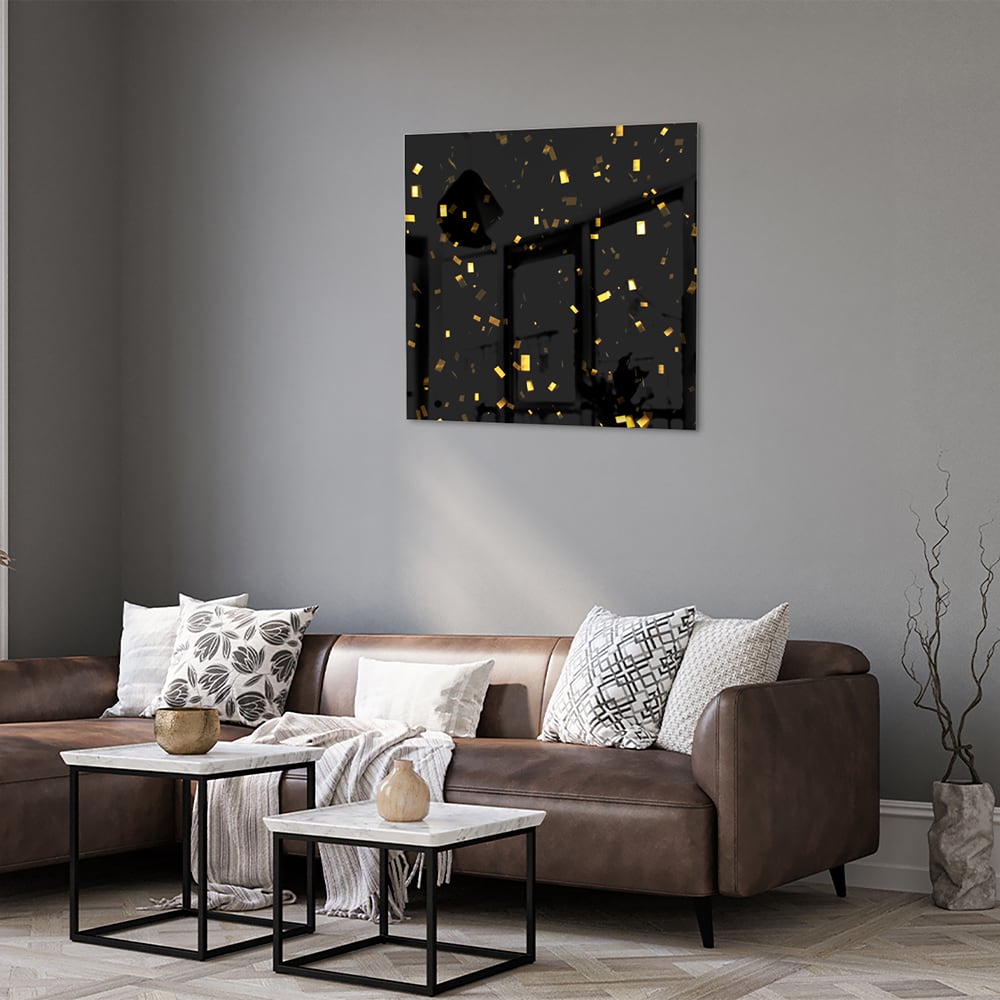 Zwart glazen schilderij met gouden confetti aan de muur in een stijlvolle woonkamer