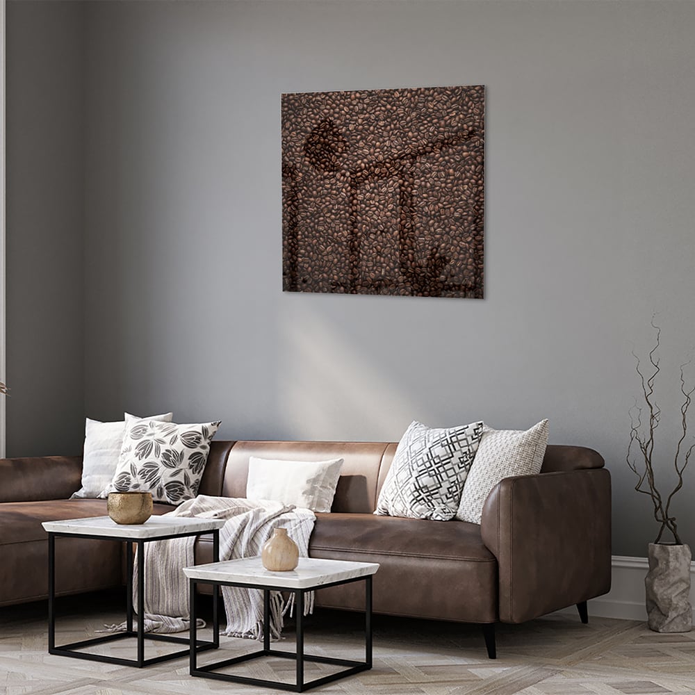 Glazen schilderij met abstracte patronen in warme kleuren aan de muur.
