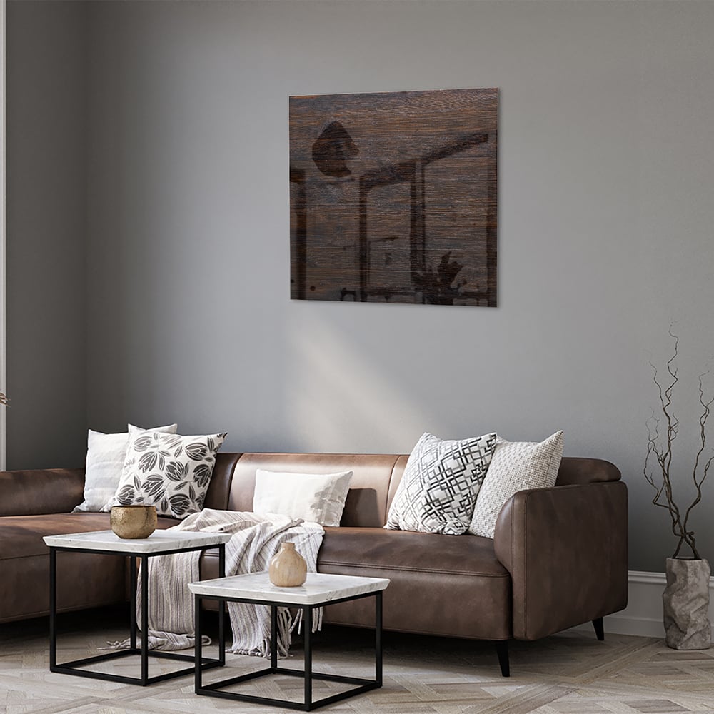 Stijlvol glazen schilderij in warme houttinten aan de muur