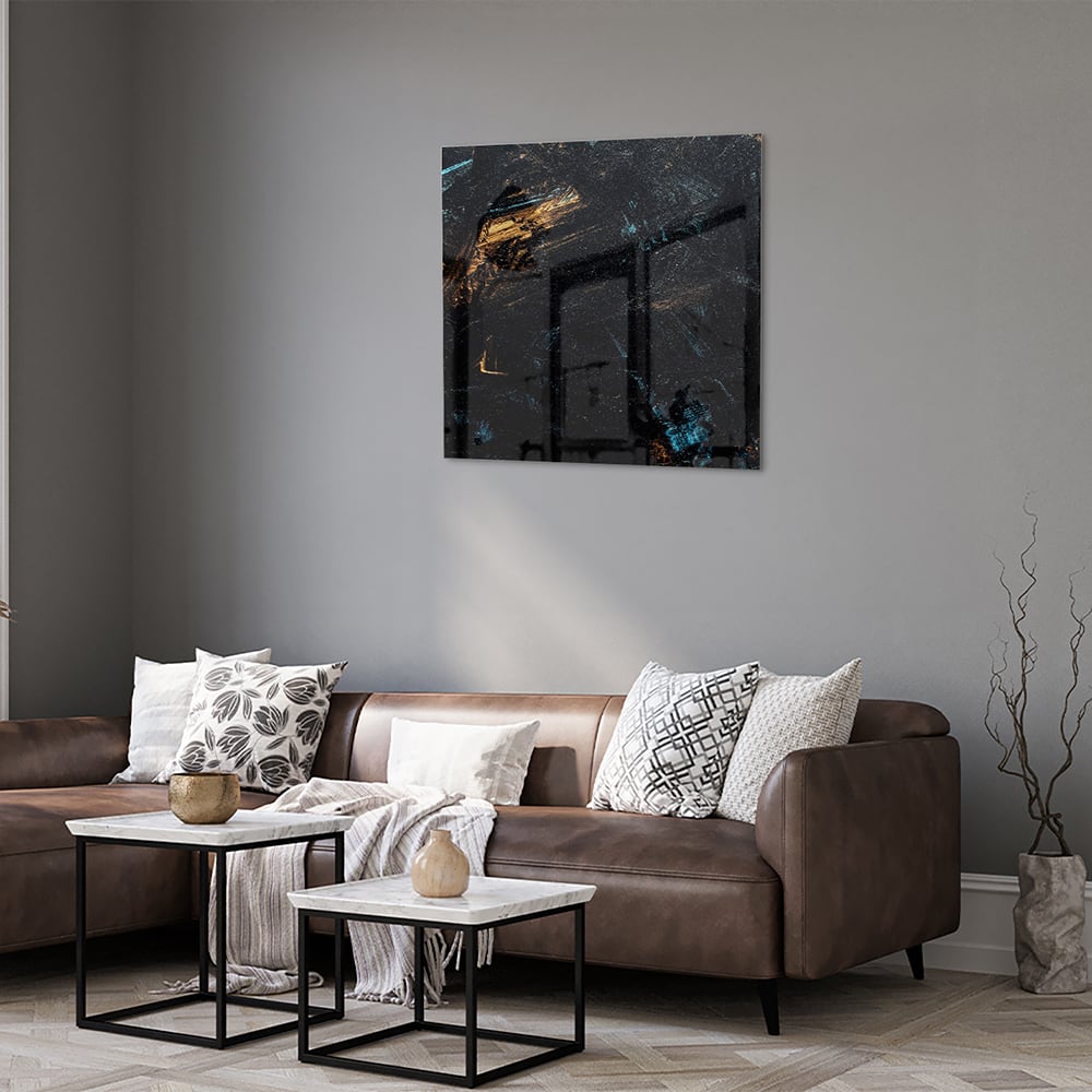 Abstract glazen schilderij met gouden en zwarte accenten aan de muur.