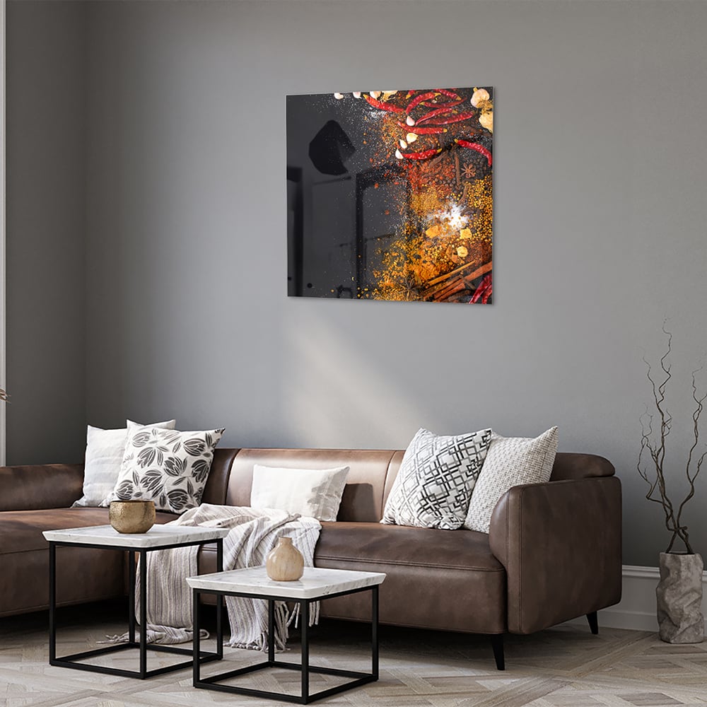 Abstract glazen schilderij met warme kleuren hangt aan de muur