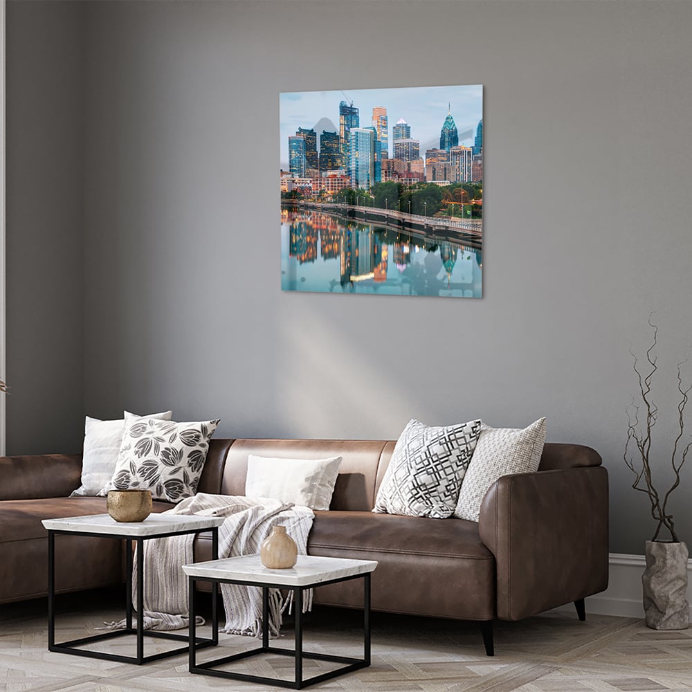 Glazen schilderij met een stadsgezicht en reflecties in het water
