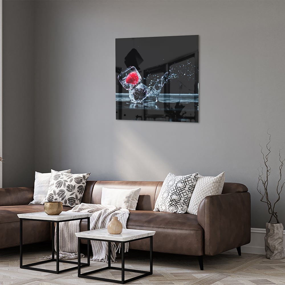 Glazen schilderij van een aardbei die in een glas valt met water splash
