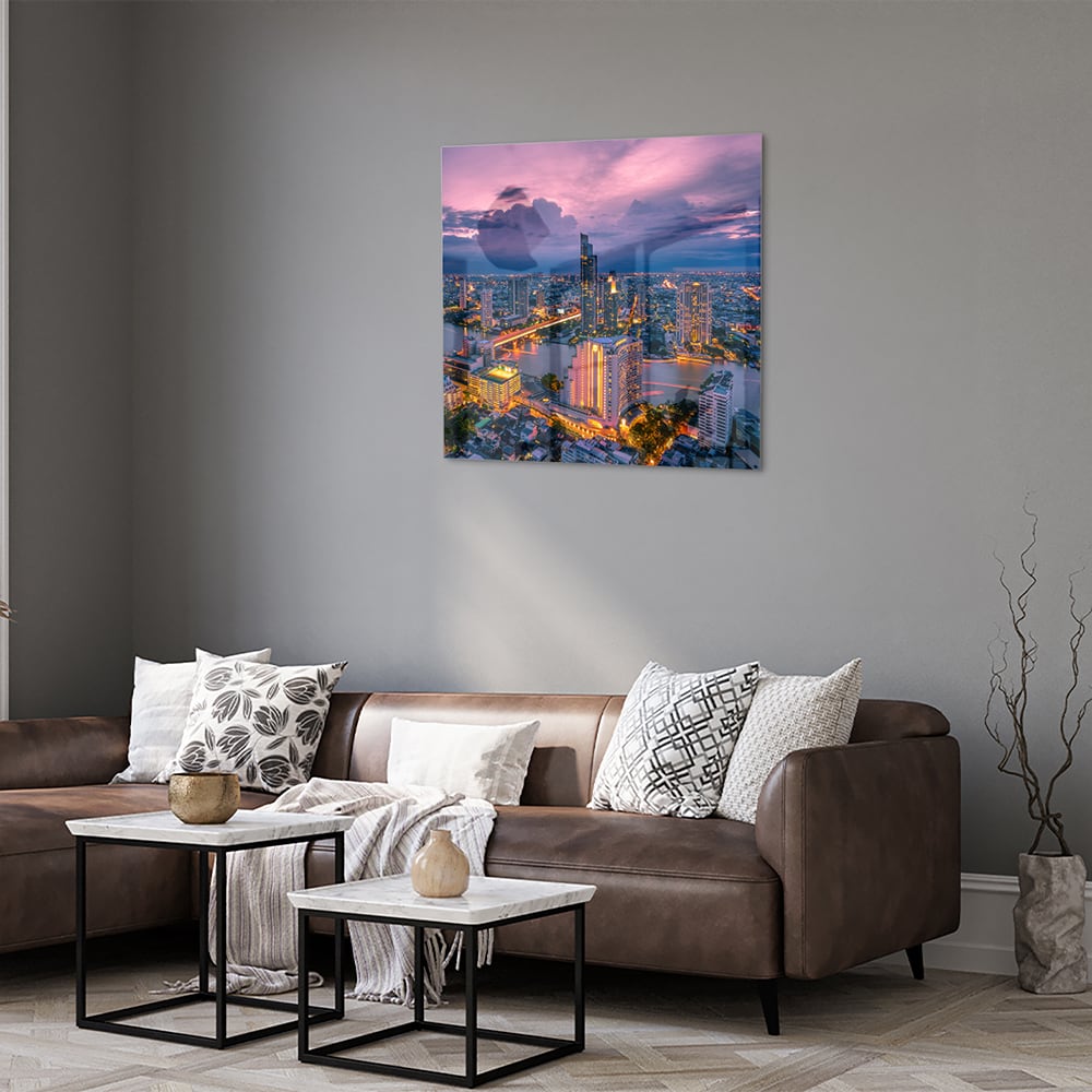 Glazen schilderij van een stad met avondlicht, perfect voor in huis.