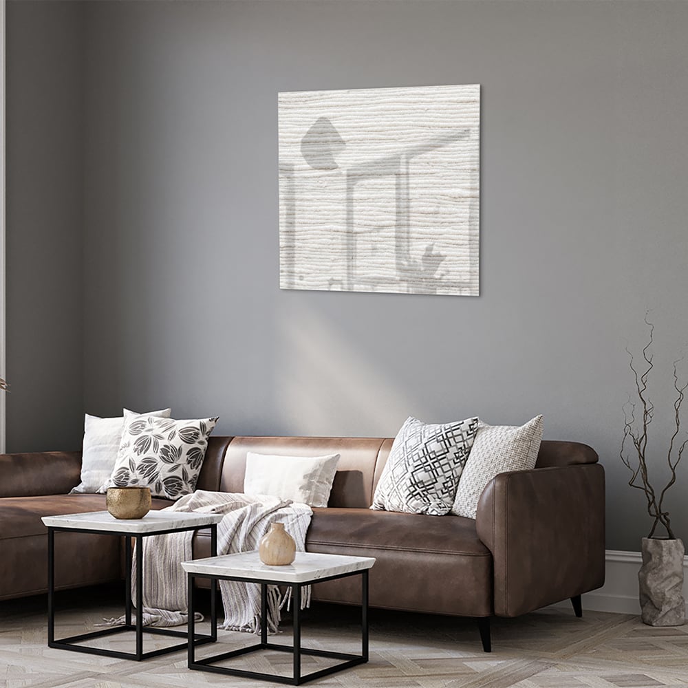 Glazen schilderij met natuurlijke lijnen in een stijlvolle woonkamer.