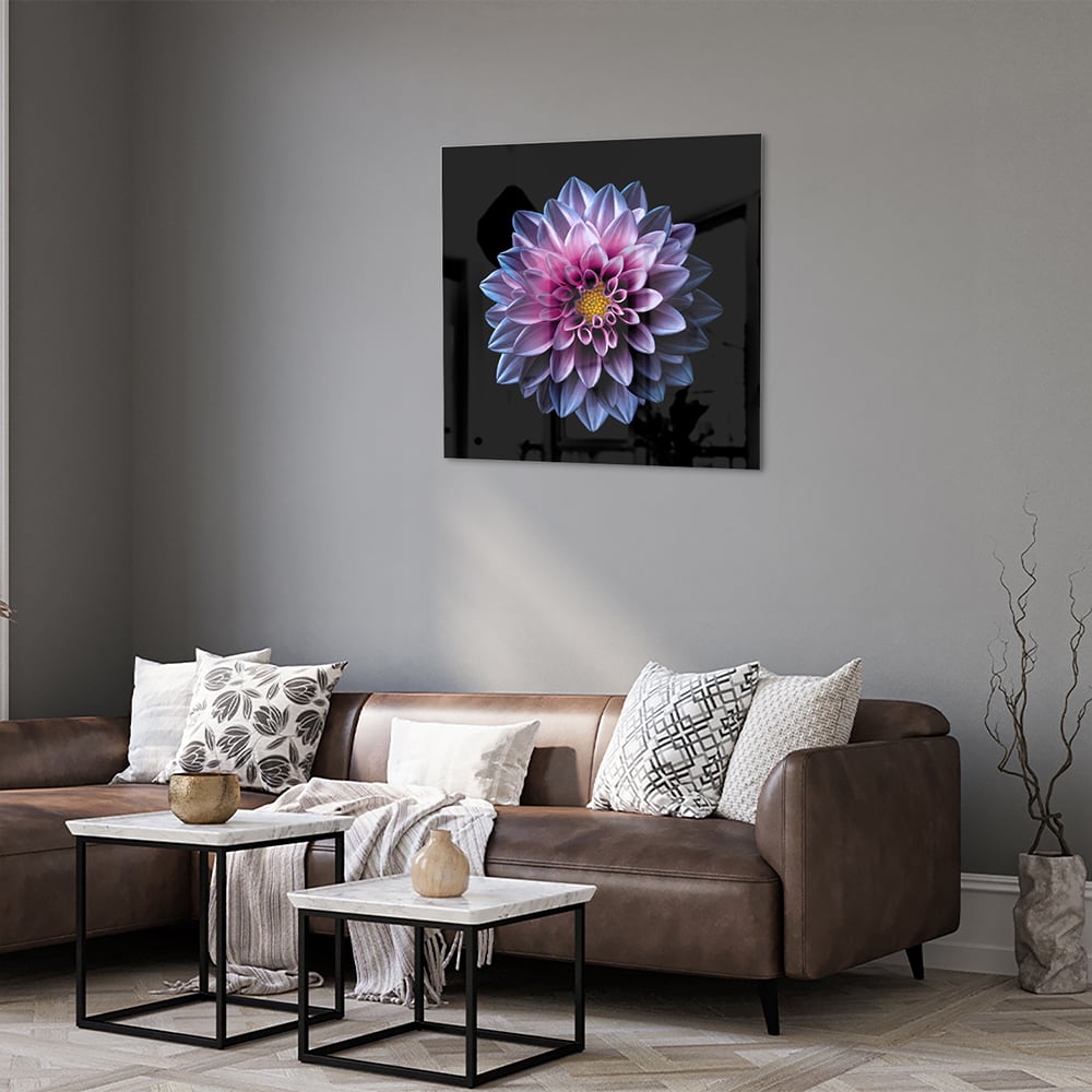 Glazen schilderij van een roze bloem aan de muur in een stijlvolle woonkamer.