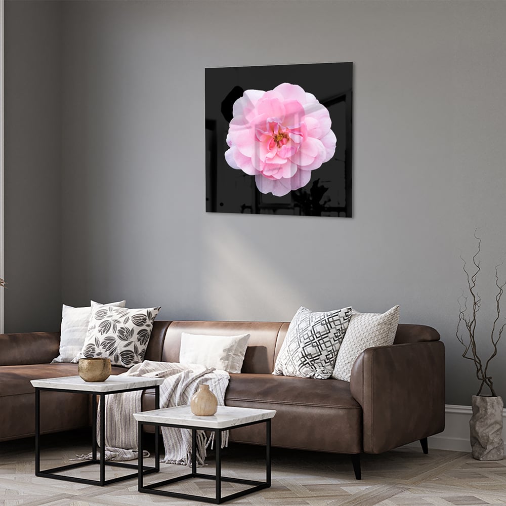 Glazen schilderij van een roze bloem op zwart glas, geschikt voor moderne interieurs.