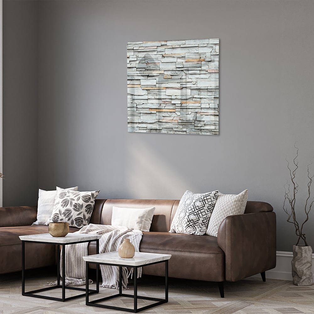 Moderne glazen schilderij met grijze textuur hangt aan de muur.