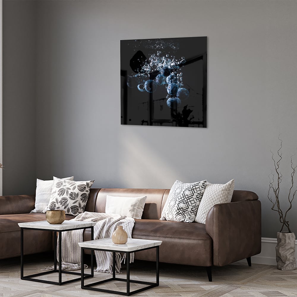 Abstract glazen schilderij met luchtbellen in zwart water