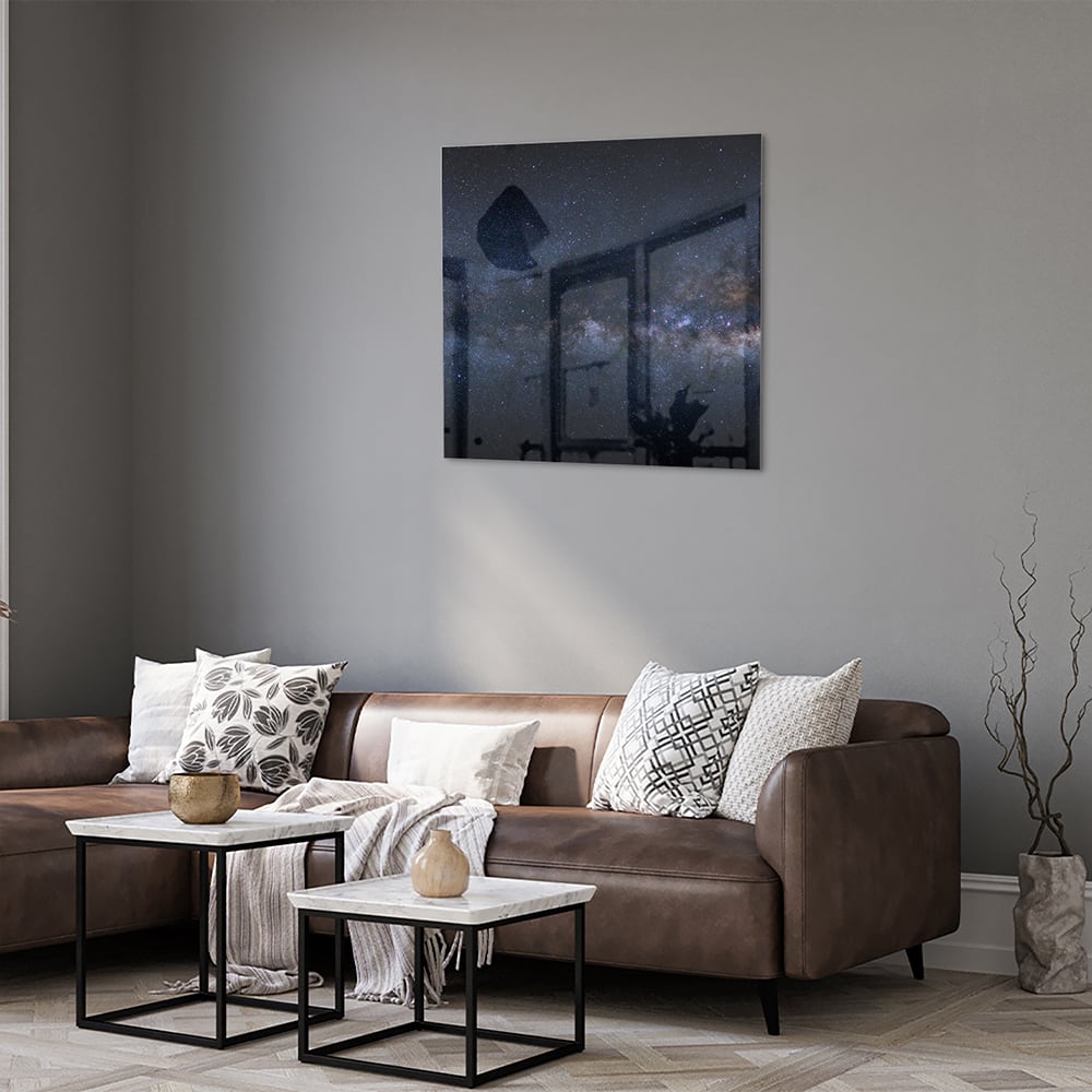 Glas schilderij met een sterrenhemel in een moderne woonkamer.