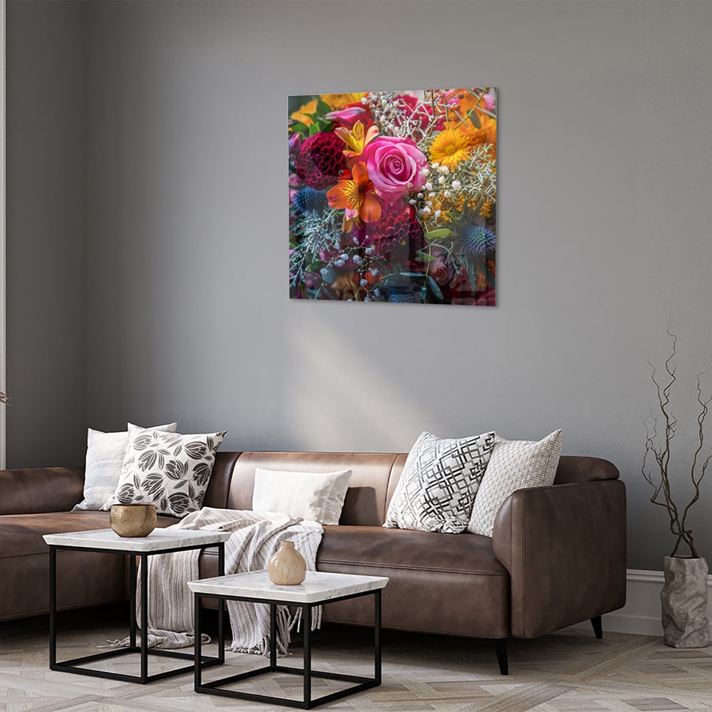 Glazen schilderij met een kleurrijke bloemenmix, inclusief rozen en andere bloemen.