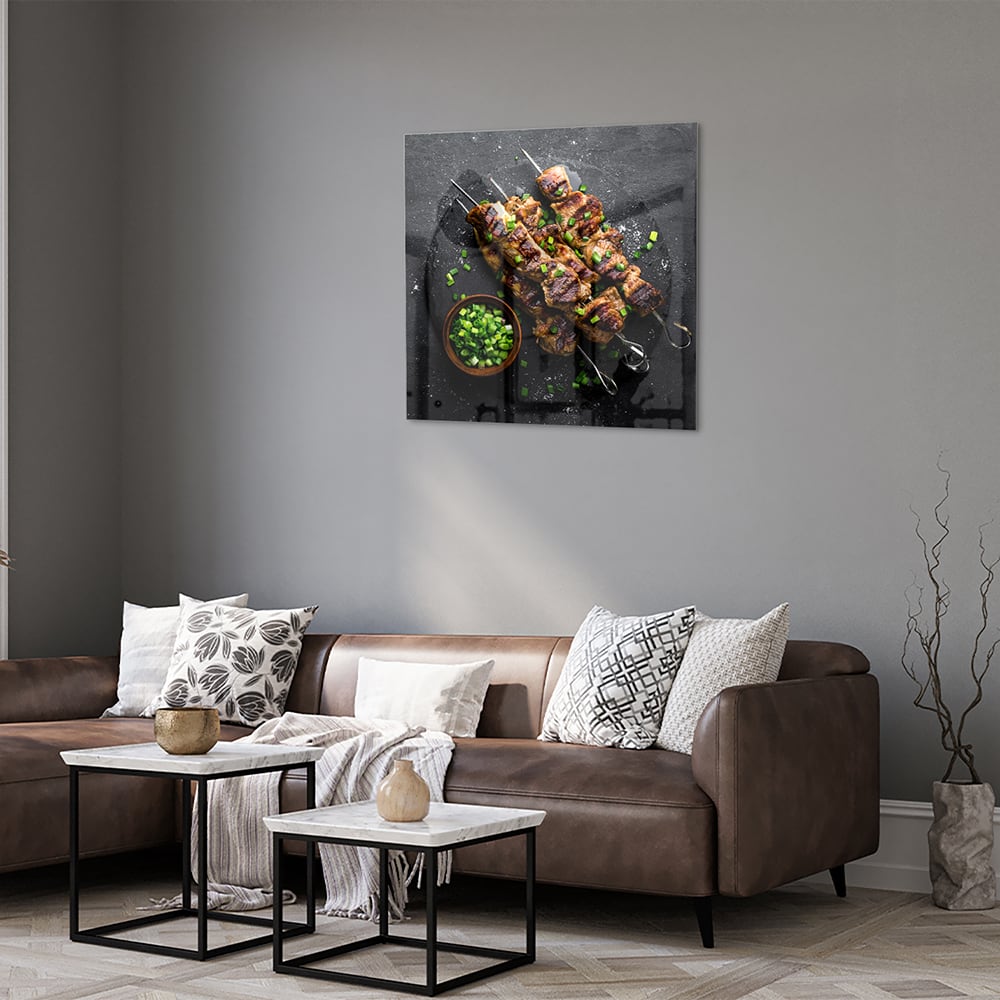 Glazen schilderij met kebabs op een zwarte achtergrond, perfect voor keuken decoratie.
