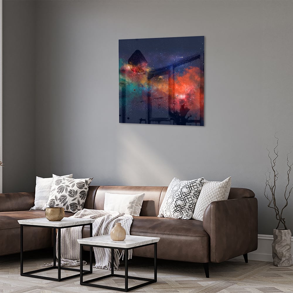 Glazen schilderij van een sterrenstelsel in levendige kleuren aan de muur.