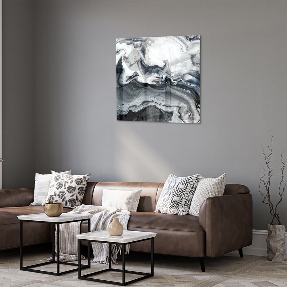 Abstract glazen schilderij met grijze en witte tinten aan de muur.