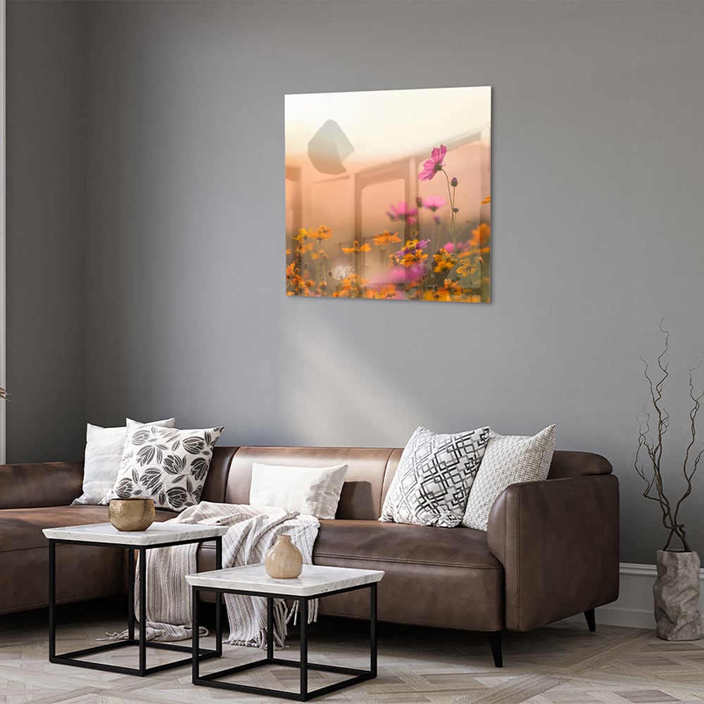 Glazen schilderij met kleurrijke bloemen tegen een pastelachtergrond.