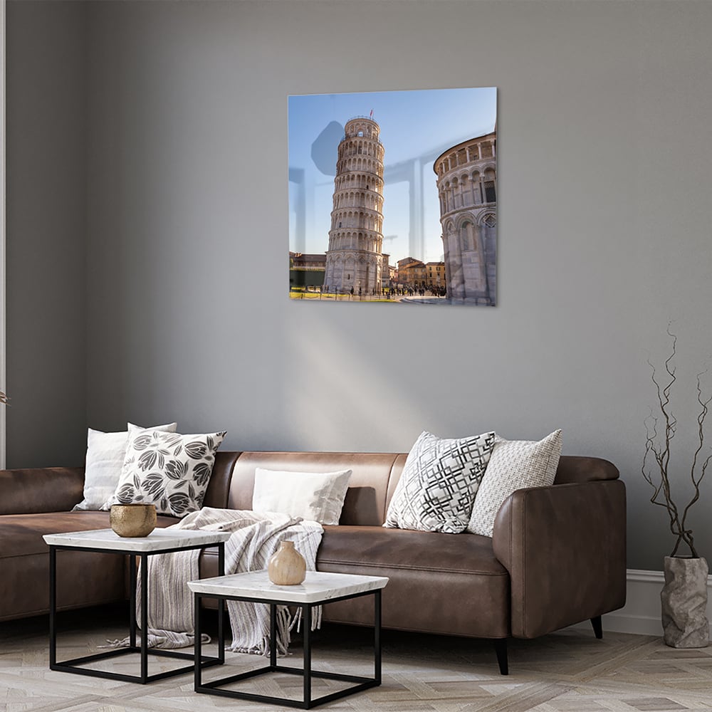 Glazen schilderij van de Toren van Pisa in een stijlvolle woonkamer.