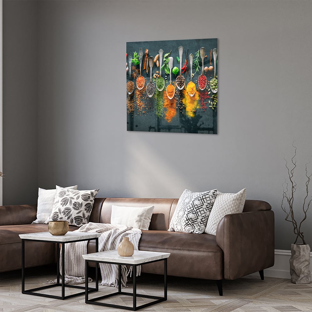 Glazen schilderij met een assortiment kleurrijke specerijen en kruiden, perfect voor keukeninrichting.