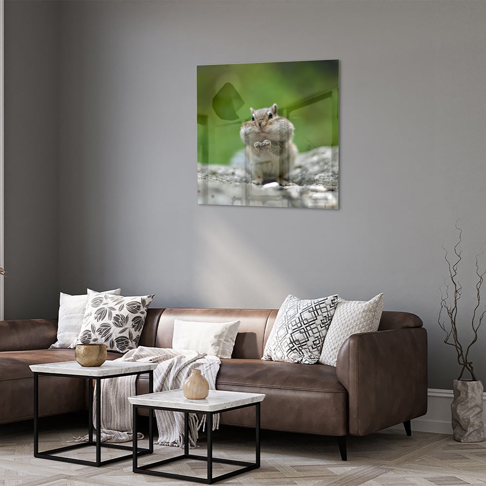 Glazen schilderij van een eekhoorn met een noot in zijn hand