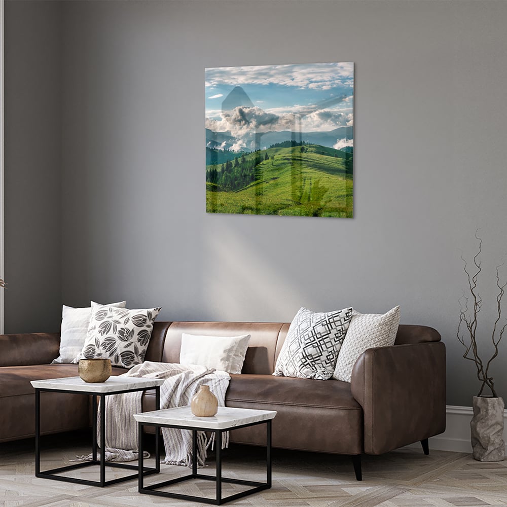 Glas schilderij van een prachtig berglandschap met groene heuvels en bergen.