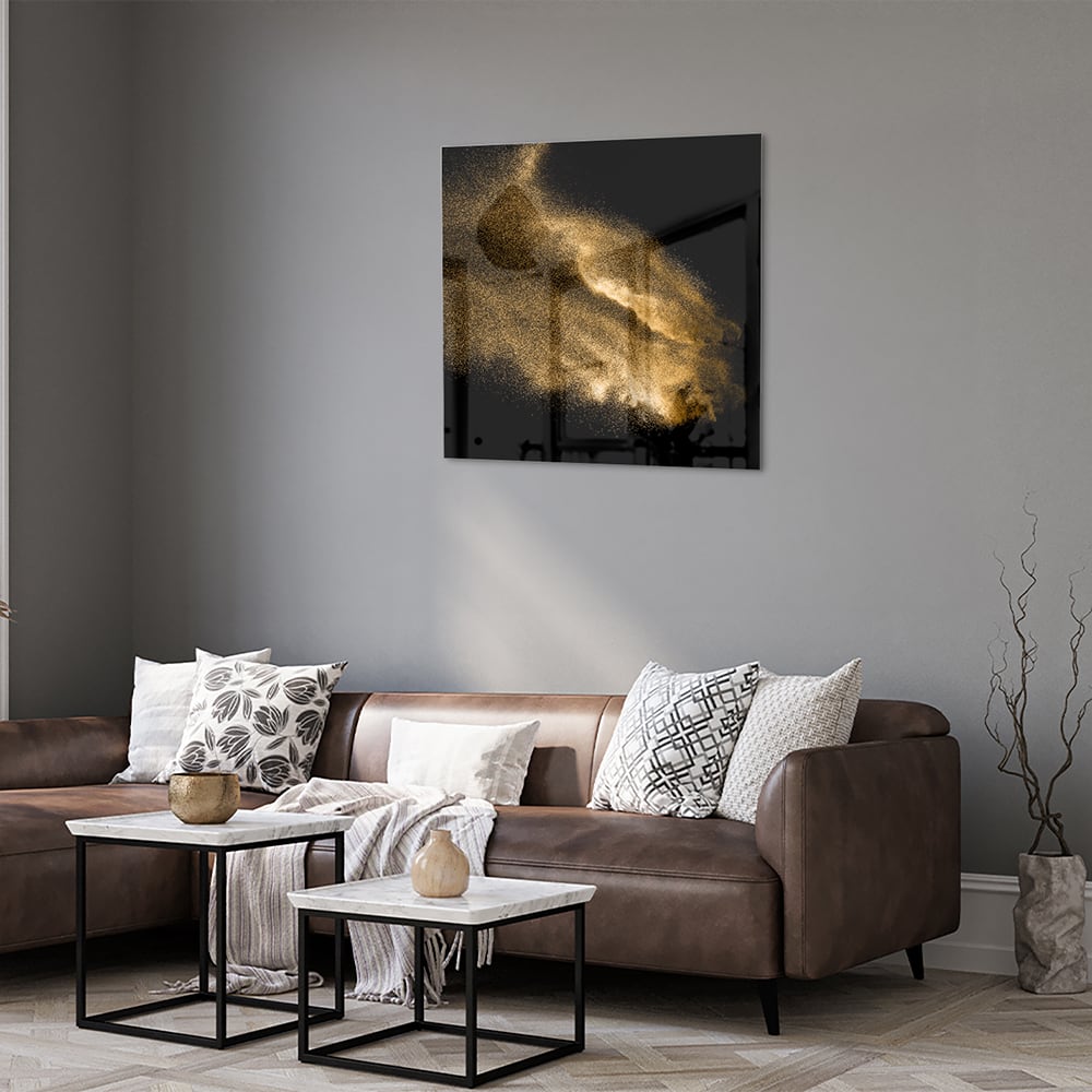 Glazen schilderij met een gouden hand op een zwarte achtergrond.