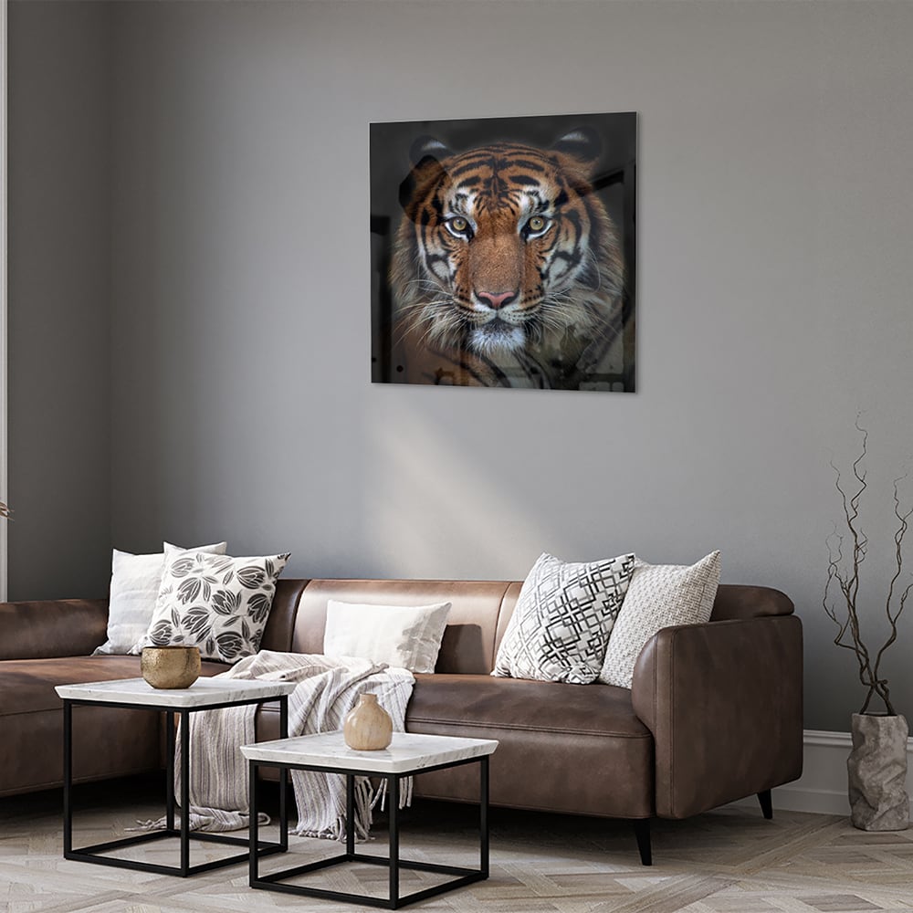 Glazen schilderij van een tijger, mooi weergegeven in een moderne woonkamer.