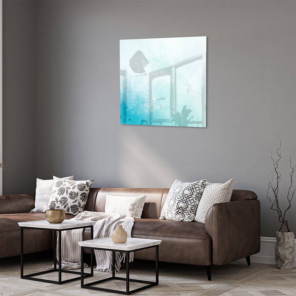 Abstract glazen schilderij met blauwe en turquoise tinten aan de muur.