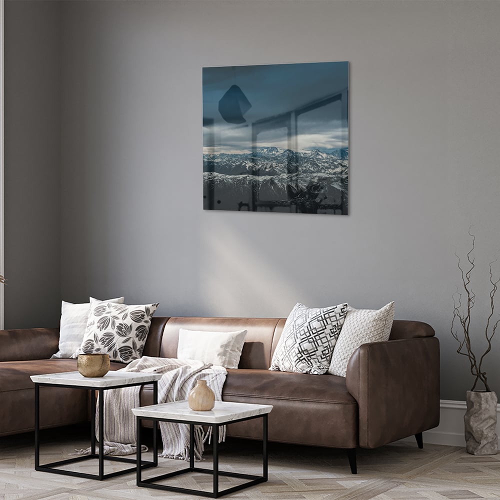 Glazen schilderij van een majestueus berglandschap met sneeuwtoppen