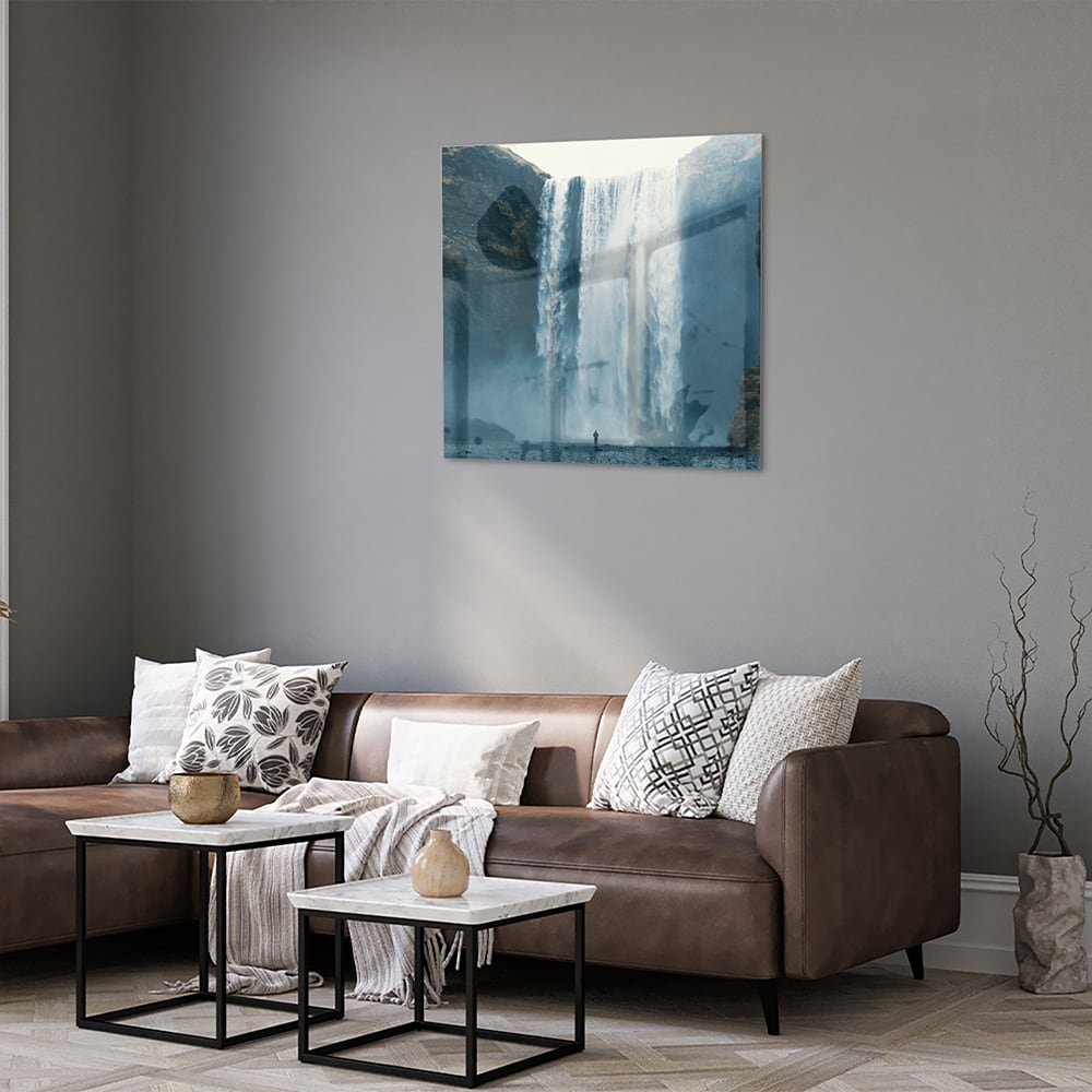 Glazen schilderij van een waterval in een moderne woonkamer.