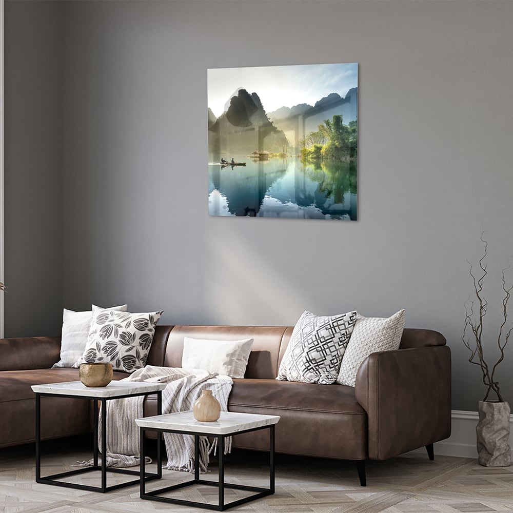 Glazen schilderij van een serene berglandschap met reflecties in het water.