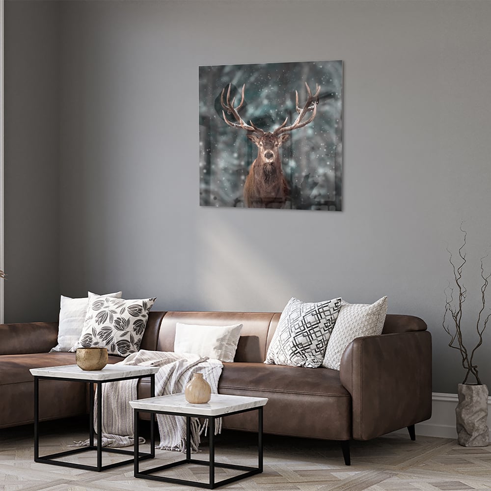 Glazen schilderij van een hert in een winterse setting