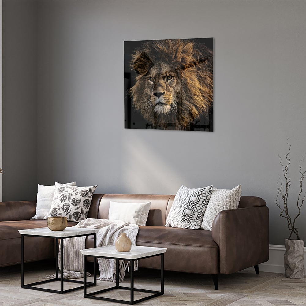 Glazen schilderij van een leeuw met een krachtige uitstraling
