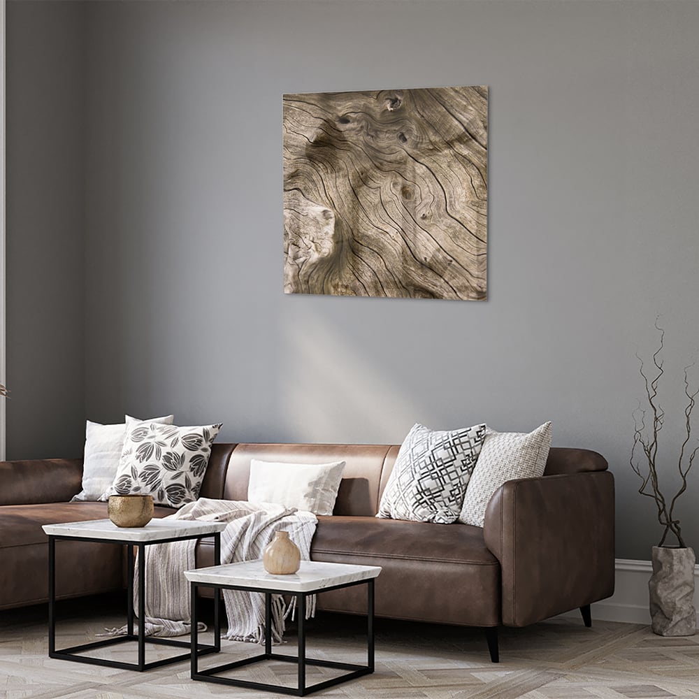 Glazen schilderij met een stijlvolle houtnerf op een witte muur.