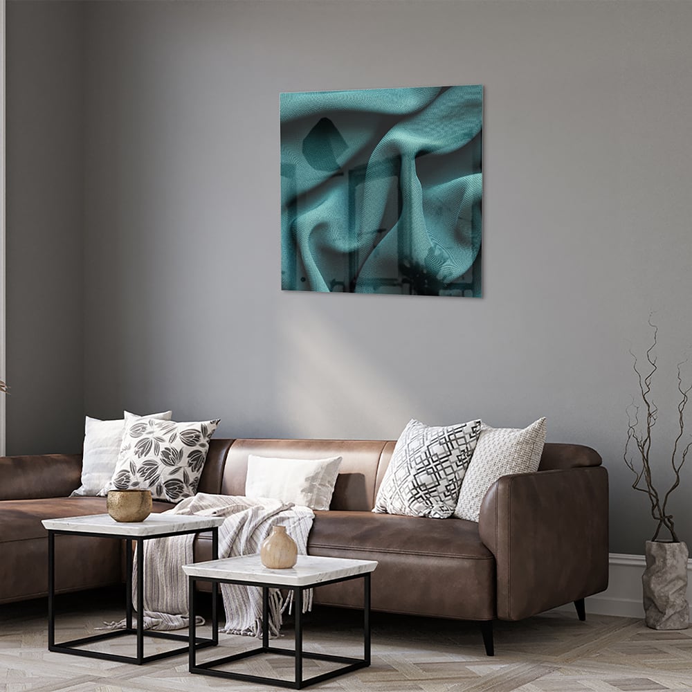 Elegante blauwgroene glazen schilderij in een moderne woonomgeving.