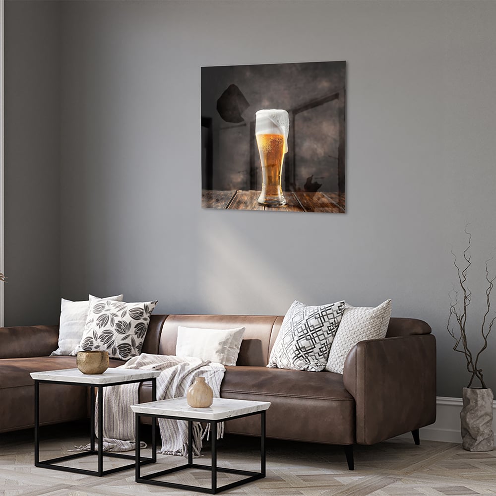 Glazen schilderij van een biertje op houten ondergrond