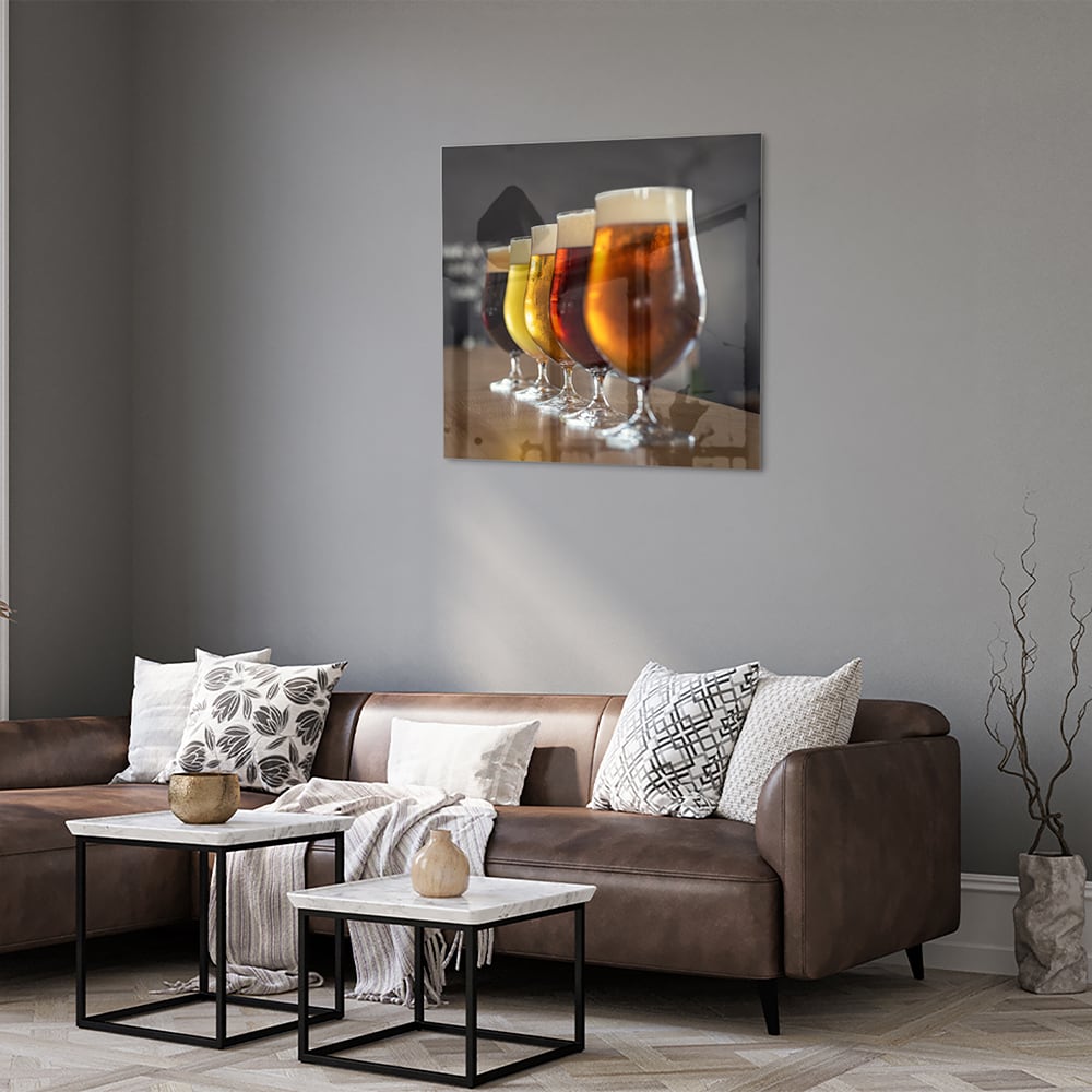 Glazen schilderij met een selectie verschillende bieren in helder glazen.