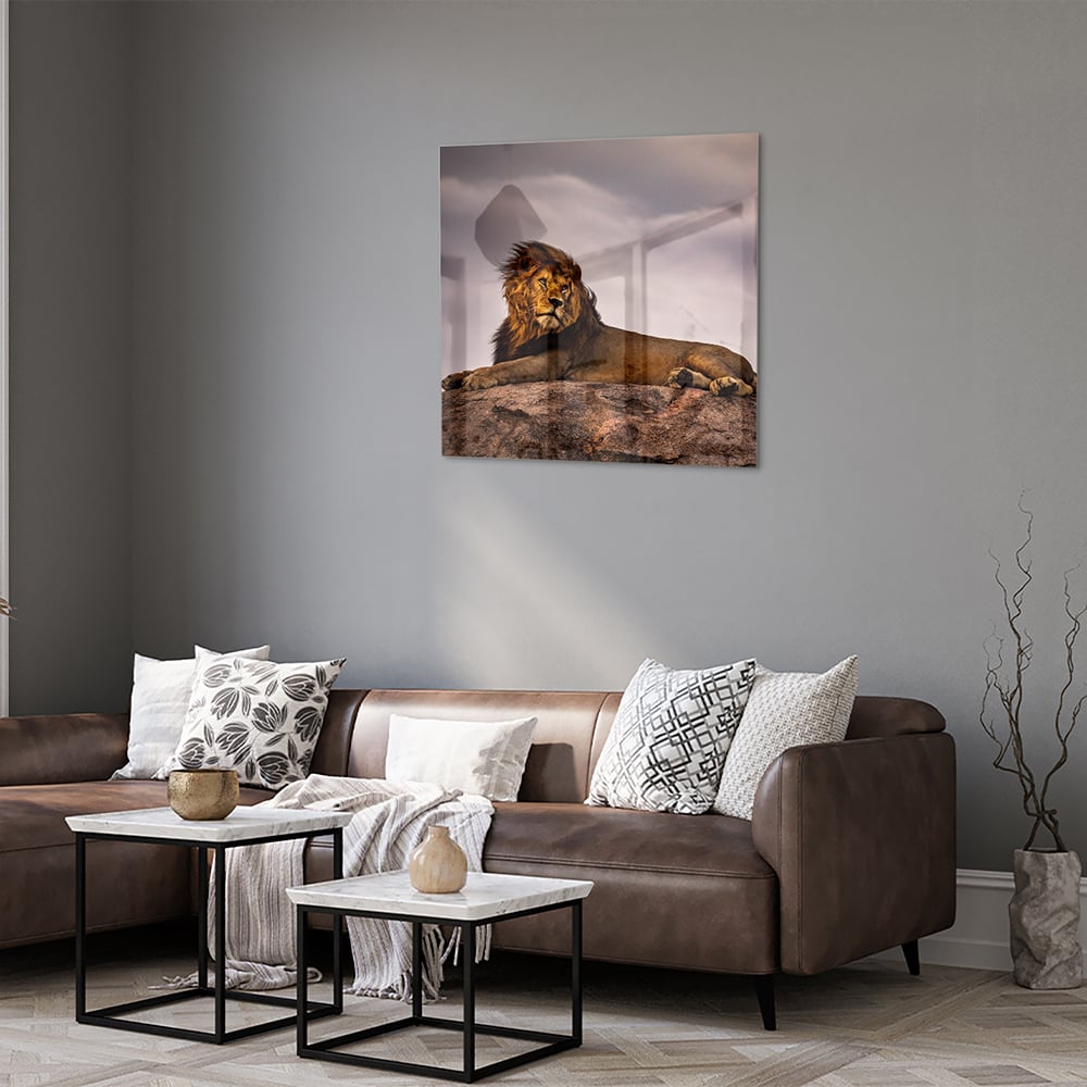 Glazenschilderij van een majestueuze leeuw op een rots, perfect voor interieurdecoratie.