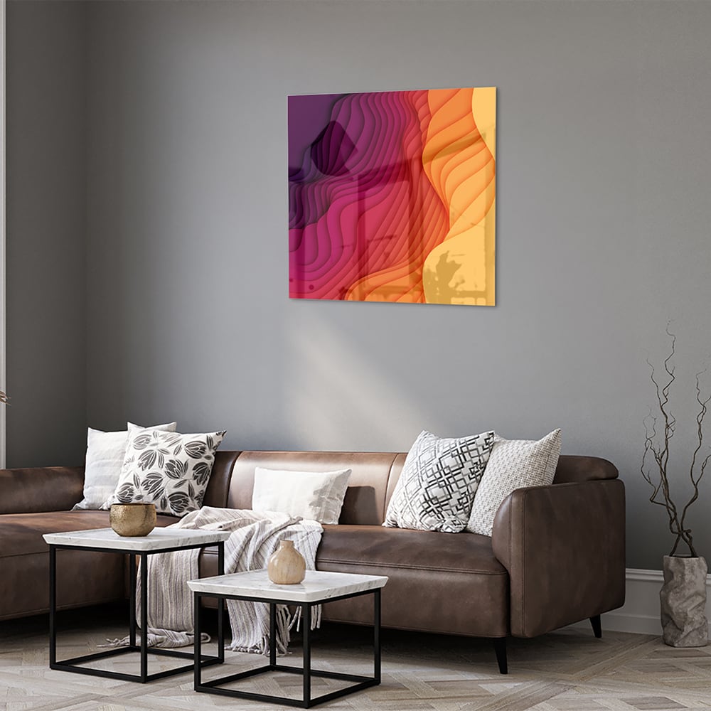 Abstract glazen schilderij met paarse en oranje golven aan de muur.
